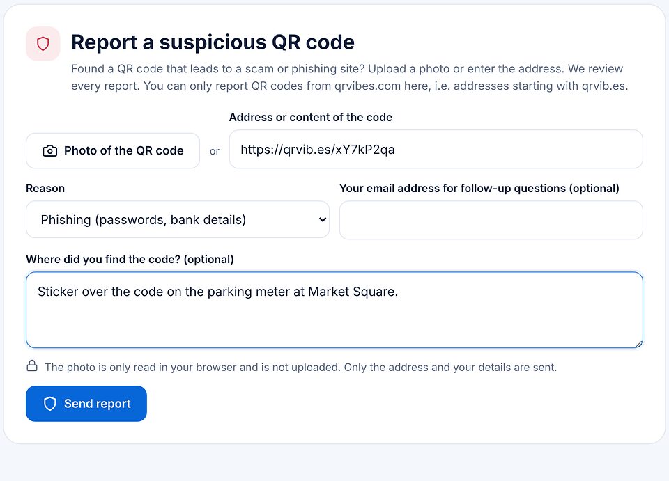 Modulo per segnalare un QR code sospetto con indirizzo, motivo phishing, luogo del ritrovamento e il pulsante di invio.